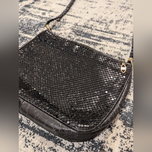 Vintage '80s Evening Purse! Made In Hong Kong- Black and Gold - Picture 2 of 8